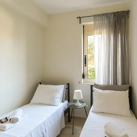 Cisterna - Shared Pool Apartman